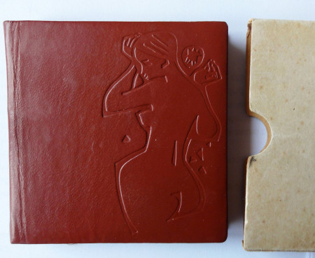 Někoik signovaných bibelotů